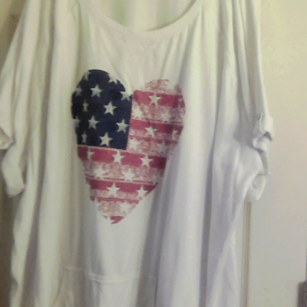 New Never Worn Kangaroo pocket Heart top